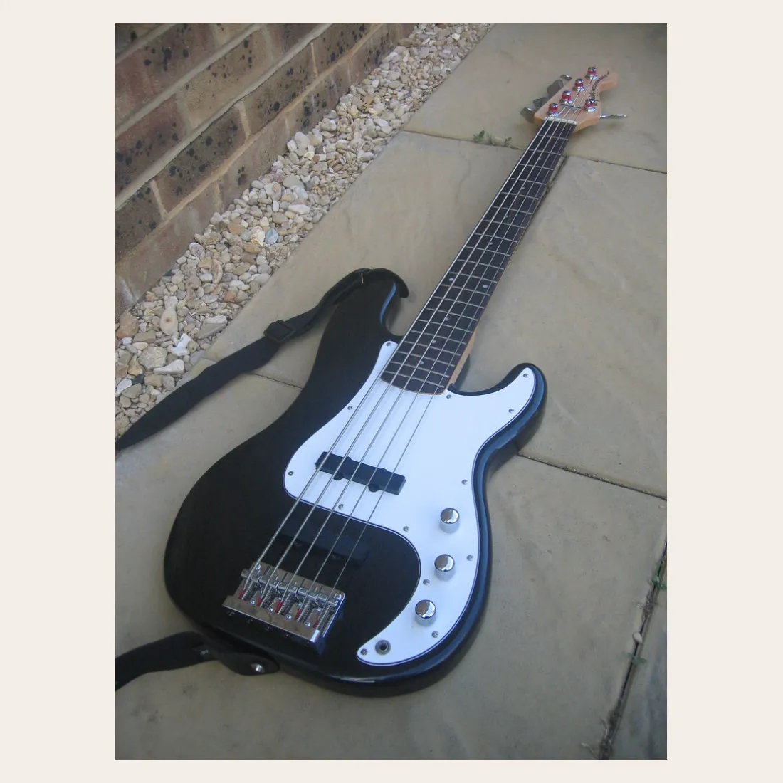 4-String Electric Bass — Black